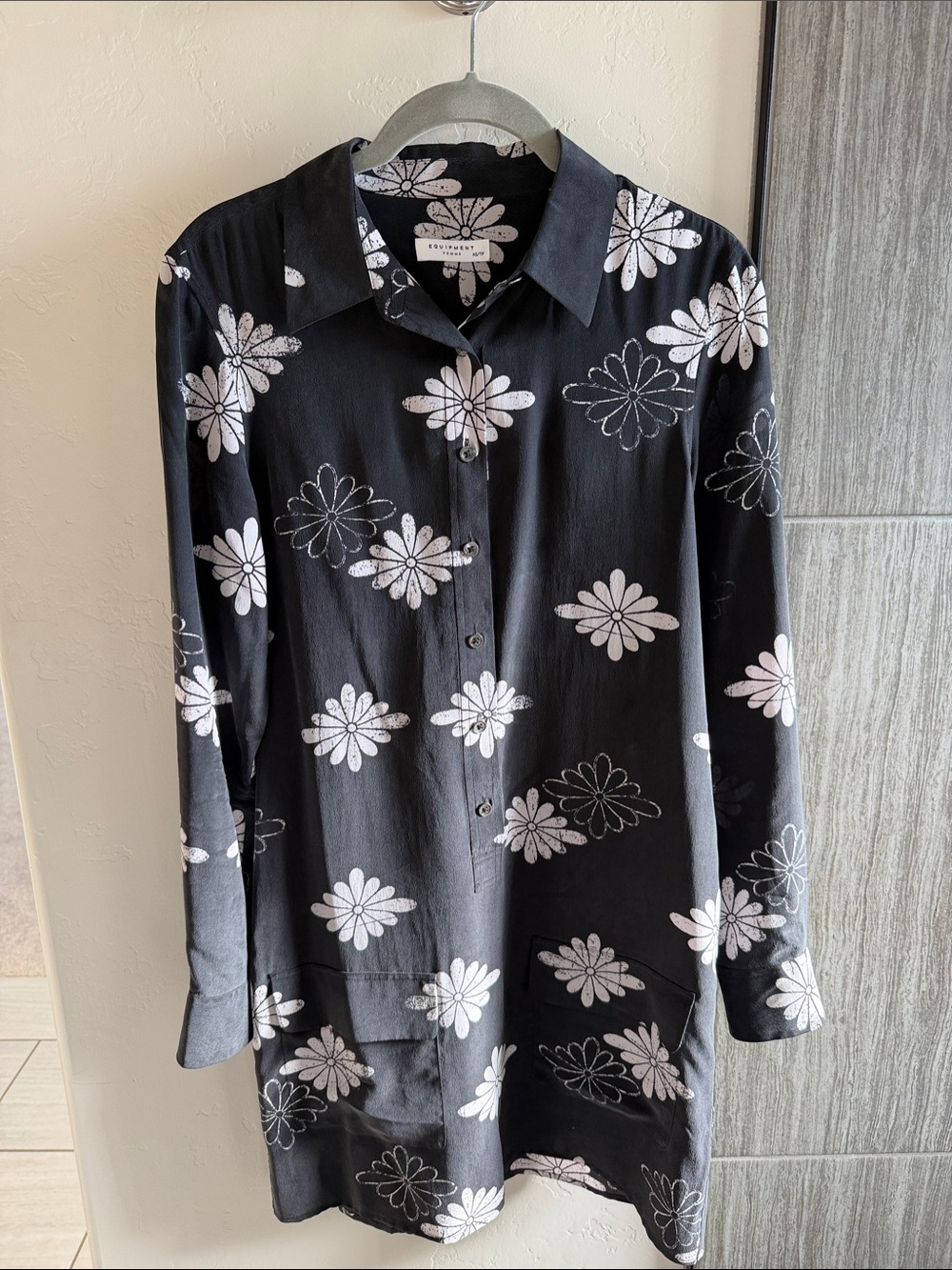 Equipment Femme 100% silk button-down dress
